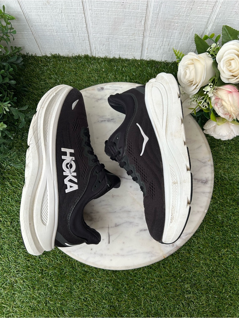 HOKA women EVERYDAY RUNNING
Bondi 9 BLACK/WHITE size  8 preowned 
$ 175 - Picture 7 of 15